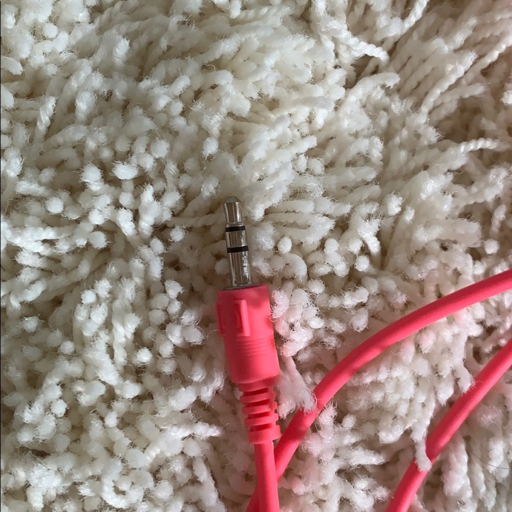 PINK VS HEADPHONES - Picture 3 of 5